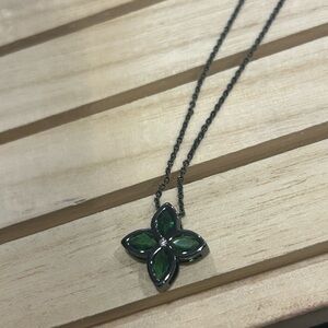 Elegant Green Flower Pendant Necklace